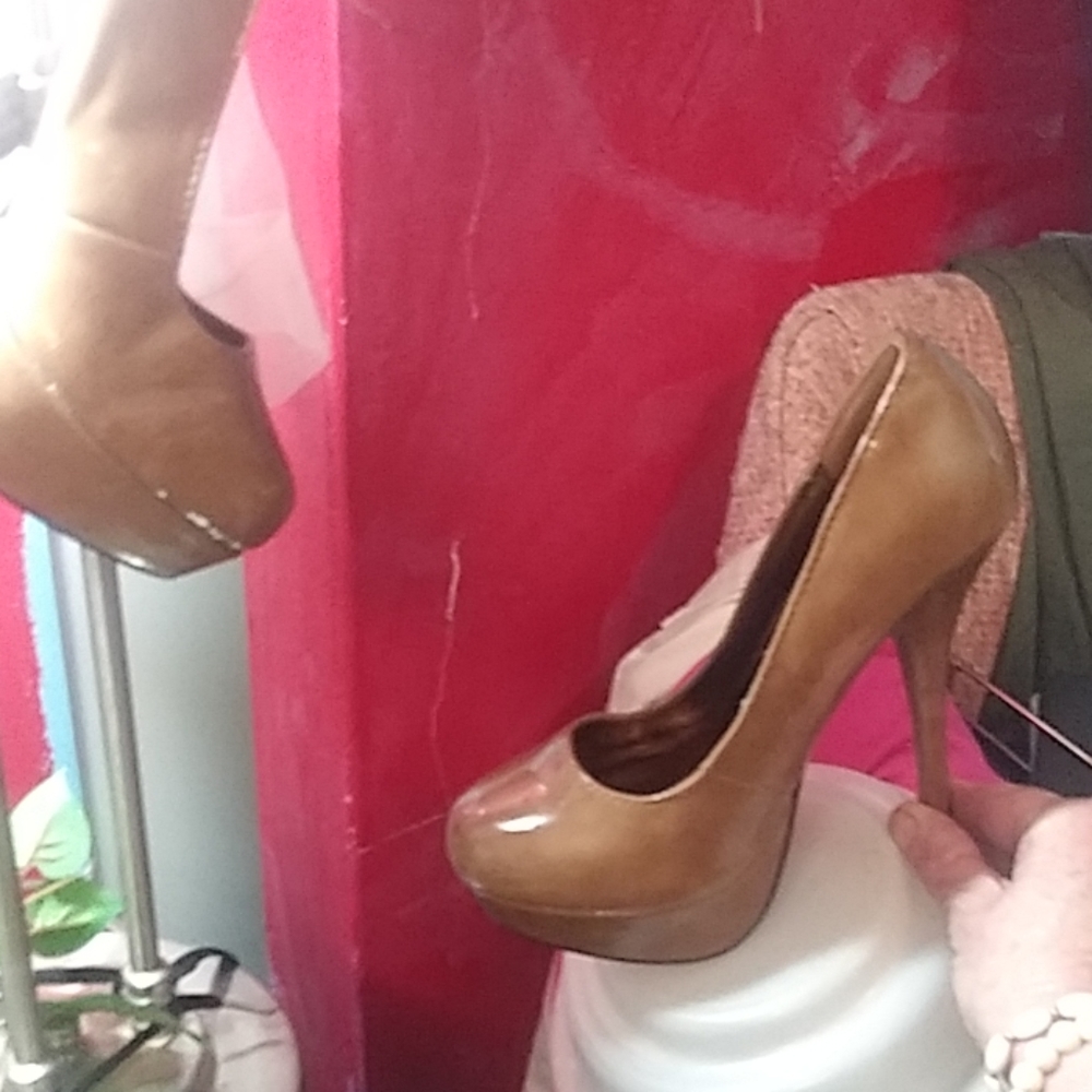 Gorgeous closed toe heals.